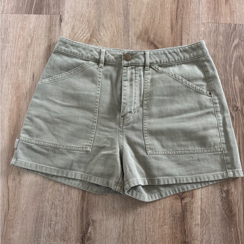 Billabong Green Cargo Shorts with Relaxed Fit and Mid-Rise Waistband